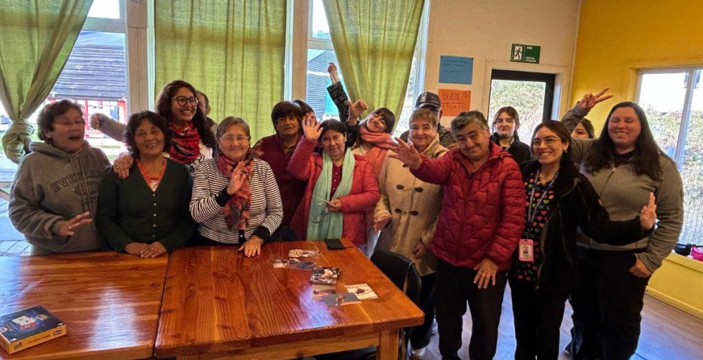 El baúl de la memoria llega a Lemuy: emotiva jornada con el equipo de demencia del Servicio de Salud Chiloé